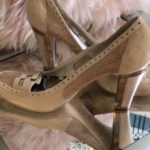 FABI JEMME. LEATHERPUMP WITH FRENCH FLAIR DETAIL DETAIL.ACRYLLIC HEEL WITH WOOD